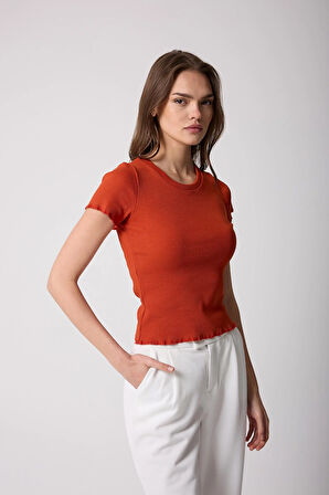 Kadın T-Shirt Kiremit Rengi Fitilli Slim Fit Kısa Kol Baby Overlok Detaylı Basic - 2511