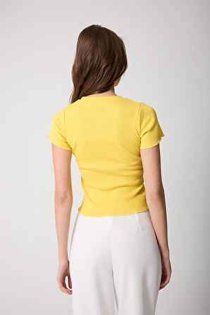 Kadın T-Shirt Sarı Fitilli Slim Fit Kısa Kol Baby Overlok Detaylı Basic - 2511