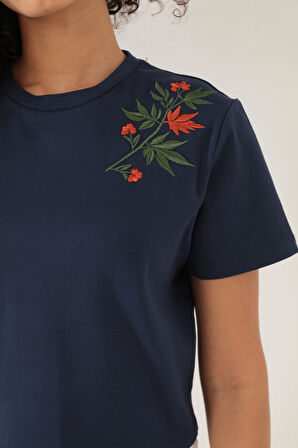 Amida Lacivert Omuzu Çınar Yaprağı Nakışlı Basic Crop T-shirt- 2411