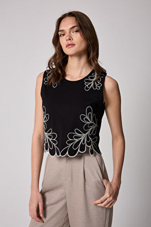 Kadın Siyah Nakış Detaylı Lazer Kesim İşlemeli Tasarım Bluz - 2513