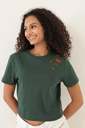 Amida Yeşil Omuzu Çınar Yaprağı Nakışlı Basic Crop T-shirt- 2411