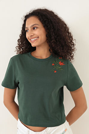 Amida Yeşil Omuzu Çınar Yaprağı Nakışlı Basic Crop T-shirt- 2411