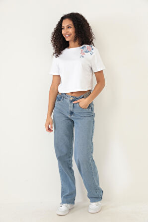 Amida Beyaz Omuzu Gül Nakışlı Basic Crop T-shirt- 2412