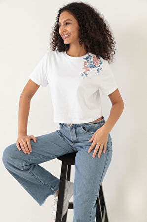 Amida Beyaz Omuzu Gül Nakışlı Basic Crop T-shirt- 2412