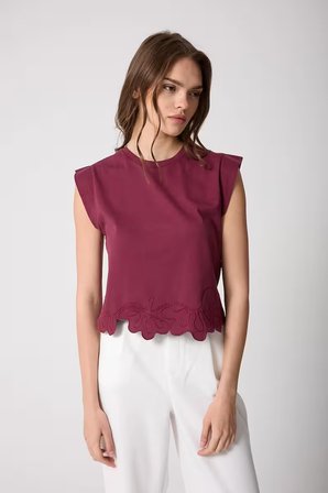 Kadın Bordo Vatka Görünümlü Lazer Kesim Nakış Detaylı Tasarım T-Shirt - 2518