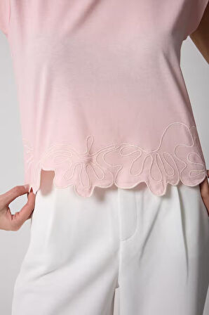 Kadın Toz Pembe Vatka Görünümlü Lazer Kesim Nakış Detaylı Tasarım T-Shirt - 2518
