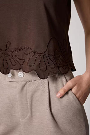 Kadın Kahverengi Vatka Görünümlü Lazer Kesim Nakış Detaylı Tasarım T-Shirt - 2518