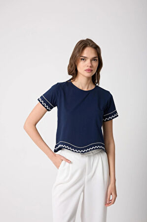 Kadın Lacivert Nakış İşlemeli Kol Detaylı Lazer Kesim Tasarım Tişört - 2520