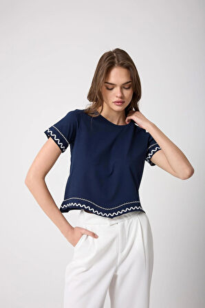 Kadın Lacivert Nakış İşlemeli Kol Detaylı Lazer Kesim Tasarım Tişört - 2520