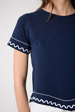 Kadın Lacivert Nakış İşlemeli Kol Detaylı Lazer Kesim Tasarım Tişört - 2520