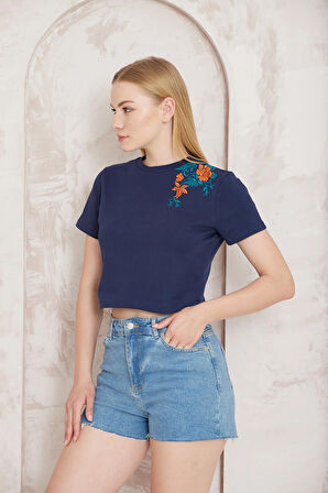 Amida Lacivert Omuzu Gül Nakışlı Basic Crop T-shirt- 2412