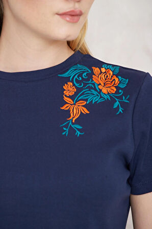 Amida Lacivert Omuzu Gül Nakışlı Basic Crop T-shirt- 2412