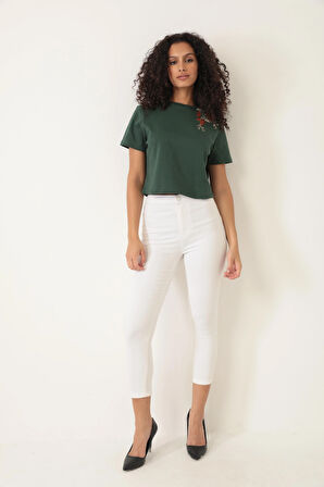 Amida Yeşil Omuzu Gül Nakışlı Basic Crop T-shirt- 2412