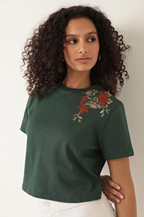 Amida Yeşil Omuzu Gül Nakışlı Basic Crop T-shirt- 2412