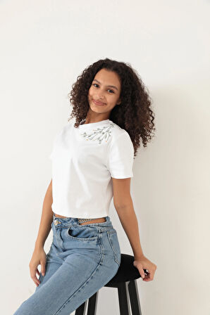 Amida Beyaz Omuzu Papatya Nakışlı Basic Crop T-shirt- 2413