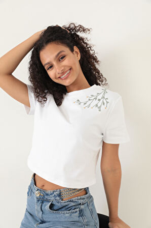 Amida Beyaz Omuzu Papatya Nakışlı Basic Crop T-shirt- 2413