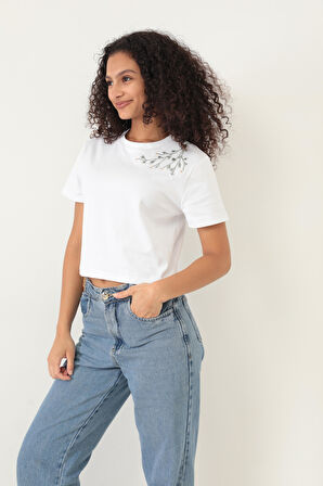 Amida Beyaz Omuzu Papatya Nakışlı Basic Crop T-shirt- 2413