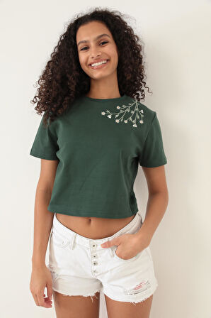 Amida Yeşil Omuzu Papatya Nakışlı Basic Crop T-shirt- 2413