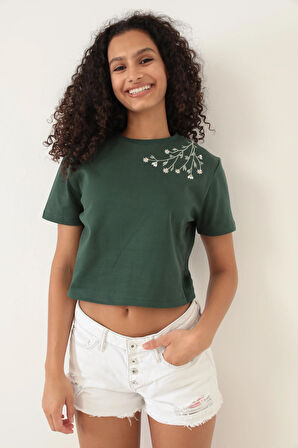 Amida Yeşil Omuzu Papatya Nakışlı Basic Crop T-shirt- 2413