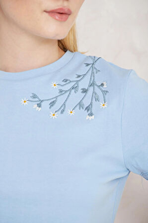 Amida Mavi Omuzu Papatya Nakışlı Basic Crop T-shirt- 2413