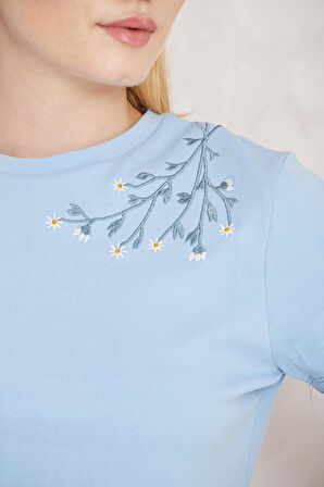 Amida Mavi Omuzu Papatya Nakışlı Basic Crop T-shirt- 2413