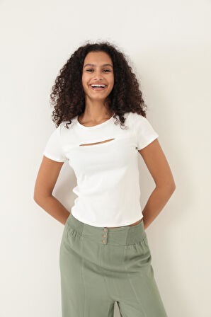 Amida Beyaz Göğüs Detaylı Sıfır Yaka Basic T-shirt- 2415