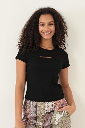 Amida Siyah Göğüs Detaylı Sıfır Yaka Basic T-shirt- 2415