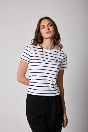 Çizgili Beyaz Kırlangıç Nakış Detaylı Kısa Kollu Kadın T-shirt - 2401