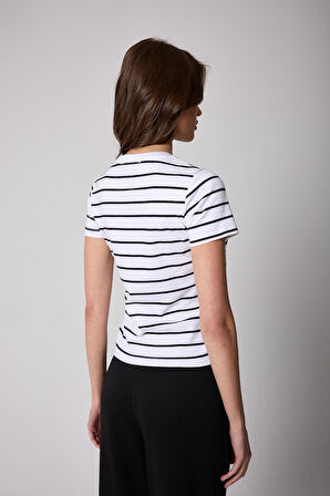 Çizgili Beyaz Kırlangıç Nakış Detaylı Kısa Kollu Kadın T-shirt - 2401