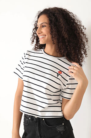 Çizgili Beyaz Gelincik Nakış Detaylı Kısa Kollu Kadın T-shirt - 2401