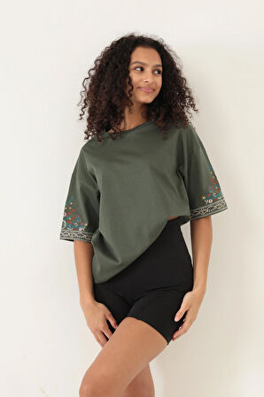 Amida Yeşil Kolları Etnik Nakışlı Oversize Kısa Kollu Kadın T-shirt- 2406