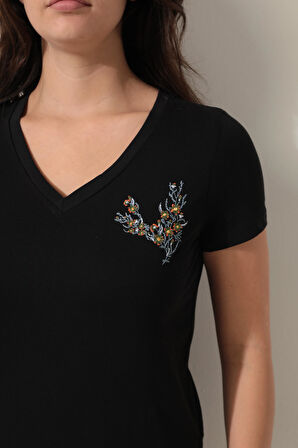 Siyah Omzu Çiçek Nakışlı V Yaka Kısa Kollu Kadın T-shirt- 2418