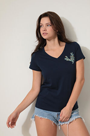 Lacivert Omzu Çiçek Nakışlı V Yaka Kısa Kollu Kadın T-shirt- 2418