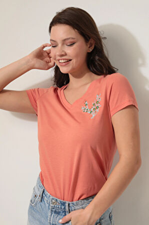 Nar Çiçeği Omzu Çiçek Nakışlı V Yaka Kısa Kollu Kadın T-shirt- 2418