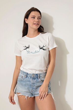 Beyaz Önü Kırlangıç Nakışlı Yazılı Bisiklet Yaka Kısa Kollu Kadın T-shirt- 2420