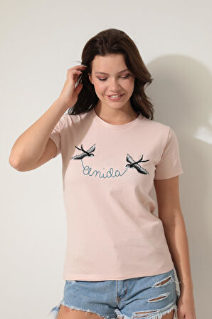 Açık Pembe Önü Kırlangıç Nakışlı Yazılı Bisiklet Yaka Kısa Kollu Kadın T-shirt- 2420