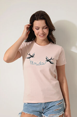 Açık Pembe Önü Kırlangıç Nakışlı Yazılı Bisiklet Yaka Kısa Kollu Kadın T-shirt- 2420