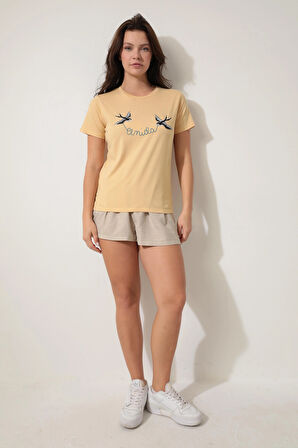 Sarı Önü Kırlangıç Nakışlı Yazılı Bisiklet Yaka Kısa Kollu Kadın T-shirt- 2420
