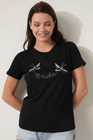 Siyah Önü Kırlangıç Nakışlı Yazılı Bisiklet Yaka Kısa Kollu Kadın T-shirt- 2420