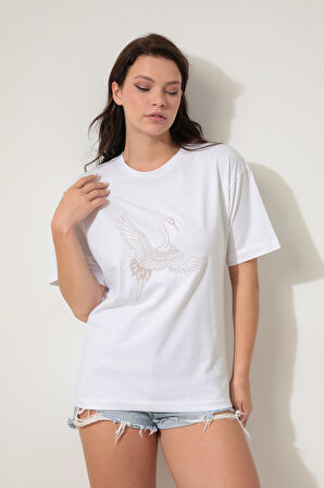 Beyaz Önü Leylek Nakışlı Bisiklet Yaka Oversize Kısa Kollu Kadın T-shirt- 2421