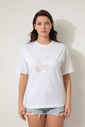 Beyaz Önü Leylek Nakışlı Bisiklet Yaka Oversize Kısa Kollu Kadın T-shirt- 2421