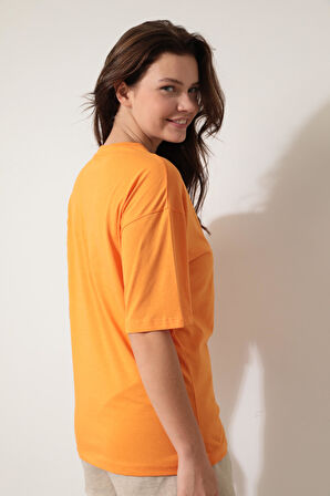 Turuncu Önü Leylek Nakışlı Bisiklet Yaka Oversize Kısa Kollu Kadın T-shirt- 2421
