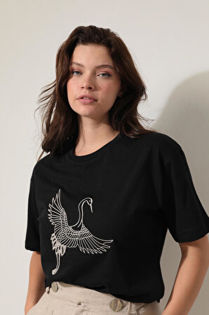 Siyah Önü Leylek Nakışlı Bisiklet Yaka Oversize Kısa Kollu Kadın T-shirt- 2421
