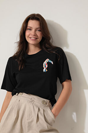 Siyah Papağan Nakışlı Bisiklet Yaka Oversize Kısa Kollu Kadın T-shirt- 2422