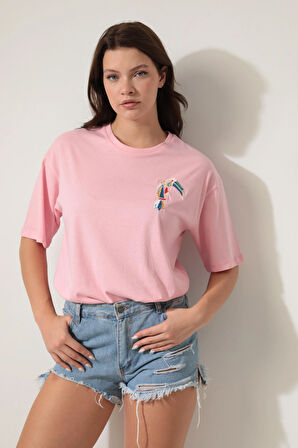 Pembe Papağan Nakışlı Bisiklet Yaka Oversize Kısa Kollu Kadın T-shirt- 2422
