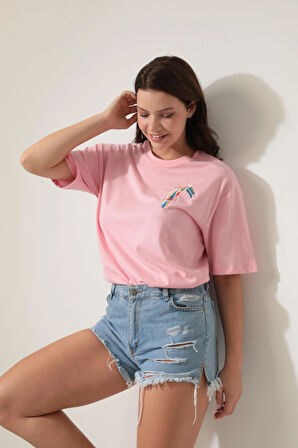 Pembe Papağan Nakışlı Bisiklet Yaka Oversize Kısa Kollu Kadın T-shirt- 2422