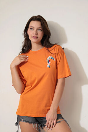Turuncu Papağan Nakışlı Bisiklet Yaka Oversize Kısa Kollu Kadın T-shirt- 2422