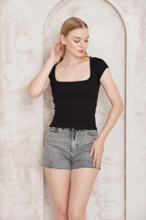 Amida Siyah Fitilli Görünümlü Kare Yaka Yarım Kol Kadın T-shirt- 2404