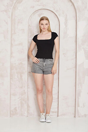 Amida Siyah Fitilli Görünümlü Kare Yaka Yarım Kol Kadın T-shirt- 2404