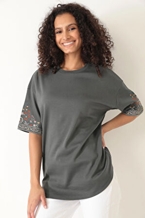 Amida Antrasit Kolları Etnik Nakışlı Oversize Kısa Kollu Kadın T-shirt- 2406